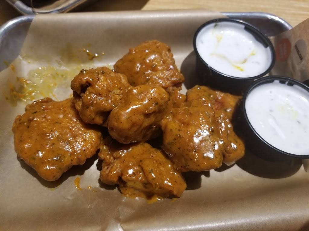 Buffalo Wild Wings | 970 S Gilbert Rd, Gilbert, AZ 85296, USA | Phone: (480) 632-9464