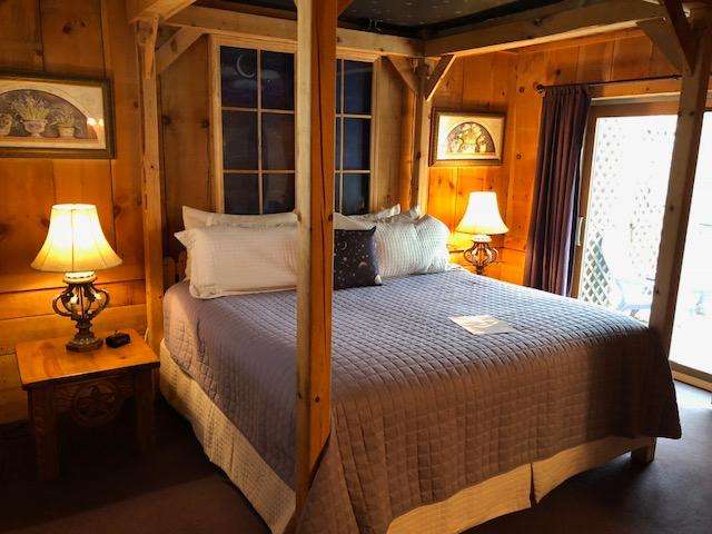 Lazy Cloud Lodge | W 4033, State Rd 50, Lake Geneva, WI 53147, USA | Phone: (262) 275-3322