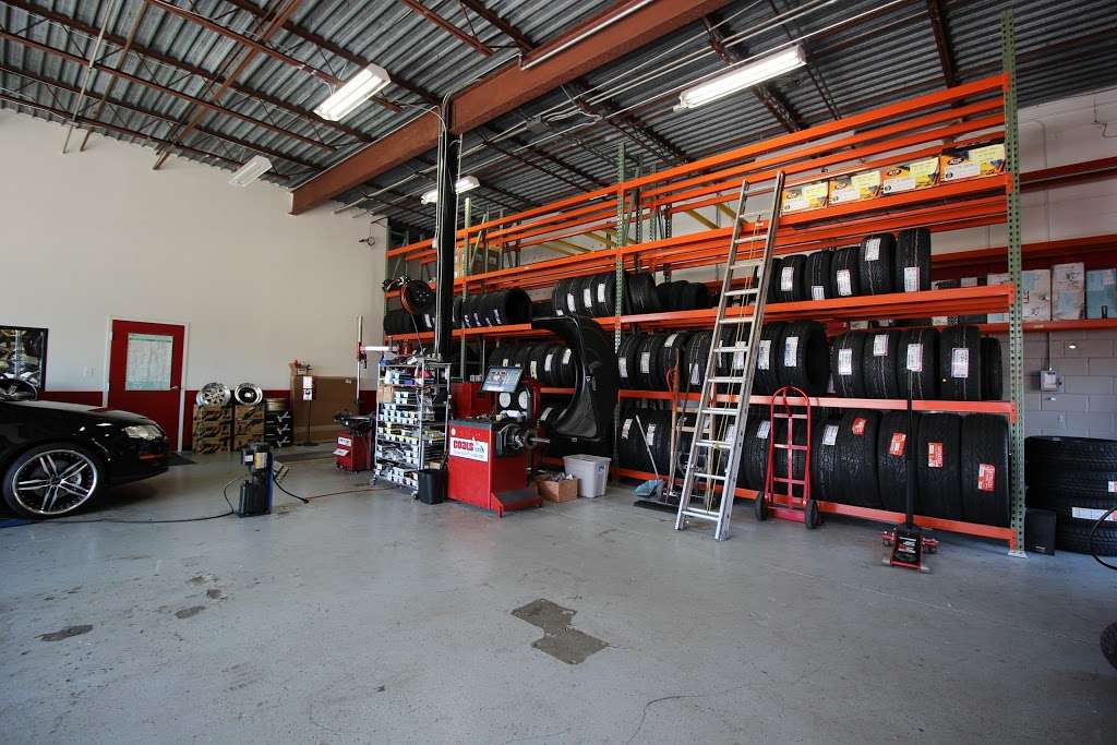 Rent-A-Wheel Custom Wheels & Tires in Orlando, FL | 483 N Semoran Blvd, Orlando, FL 32807, USA | Phone: (407) 282-0075