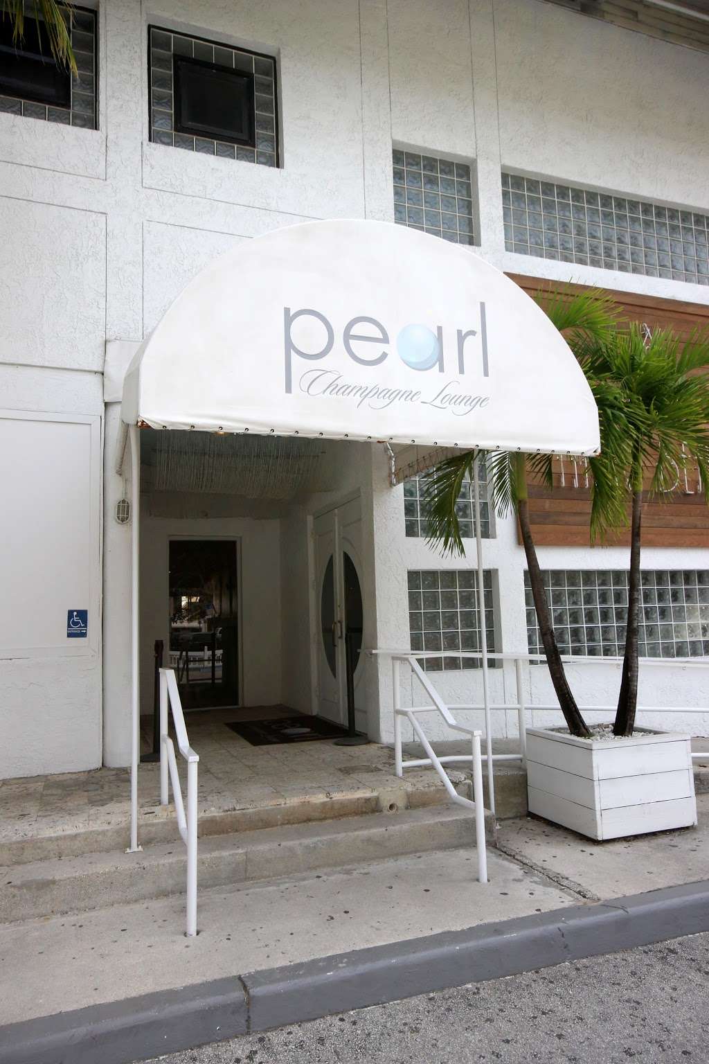 Pearl Champagne Lounge | 1 Ocean Dr 2nd floor, Miami Beach, FL 33139, USA | Phone: (305) 510-6524