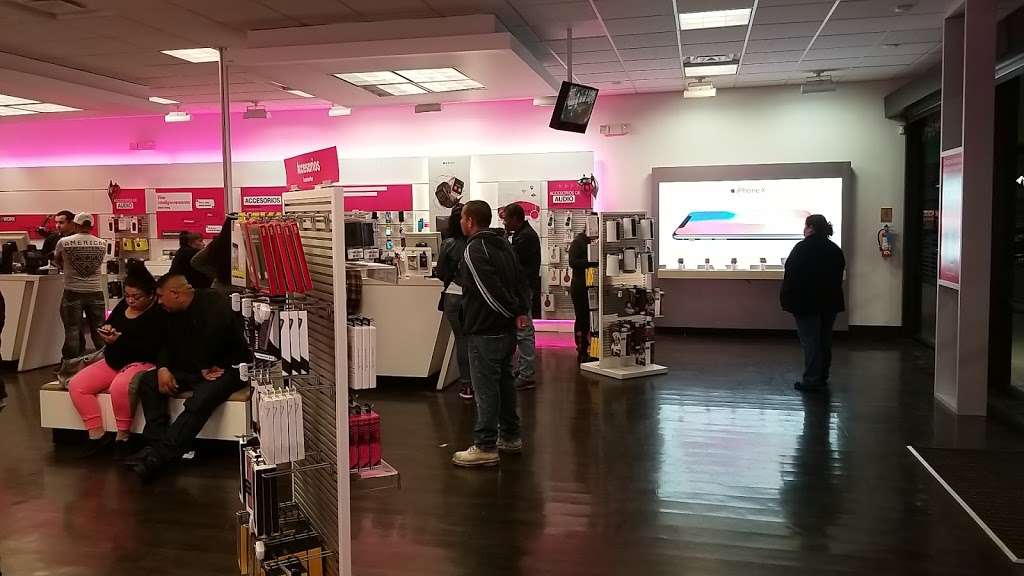 T-Mobile | 9751 Webb Chapel Rd Suite 300, Dallas, TX 75220, USA | Phone: (214) 351-9417