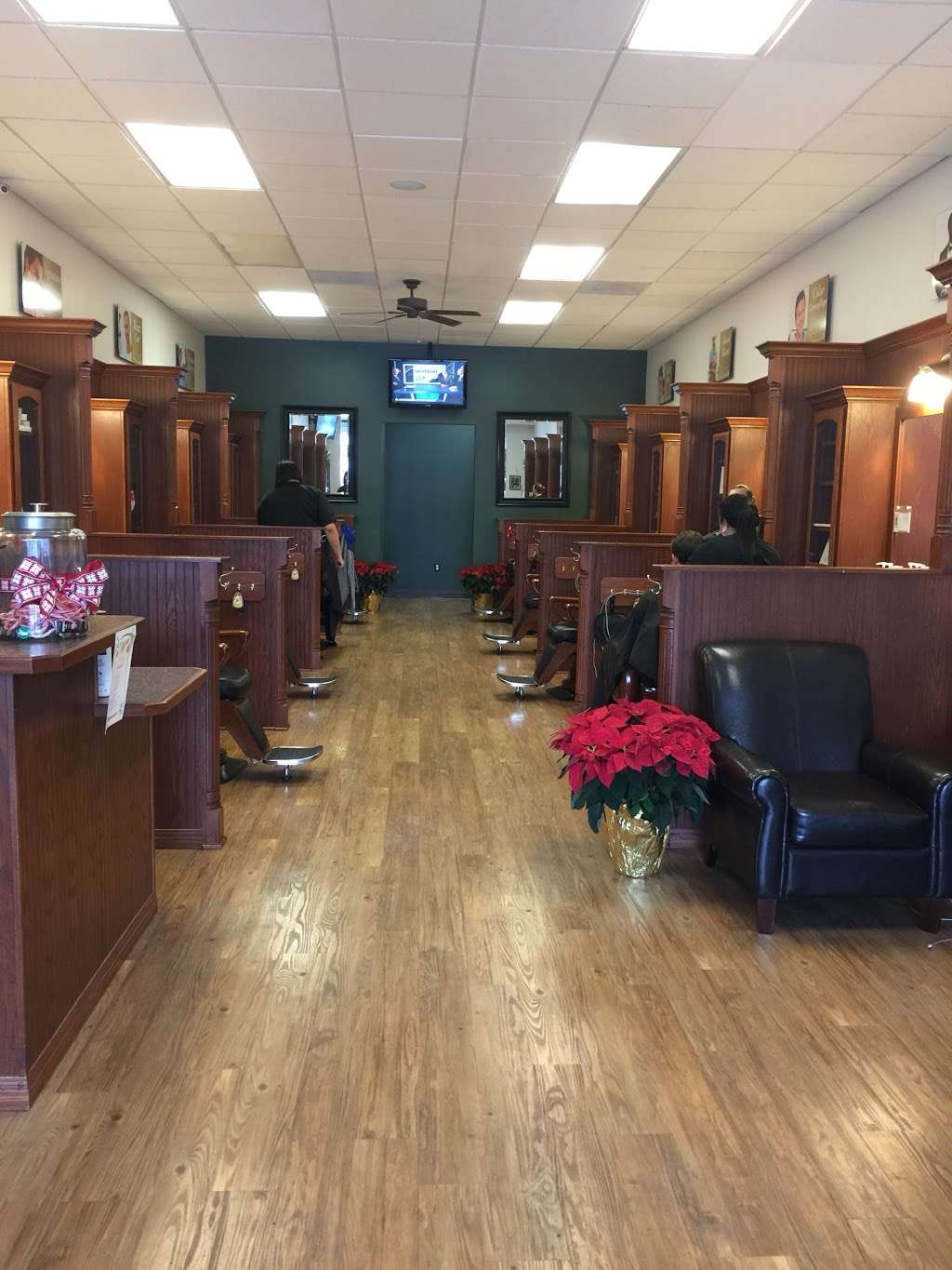 Roosters Mens Grooming Centers | 1661 S Voss Rd, Houston, TX 77057, USA | Phone: (713) 977-6100