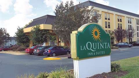 La Quinta Inn & Suites Charlotte Airport North | 3127 Sloan Dr, Charlotte, NC 28208, USA | Phone: (704) 392-1600