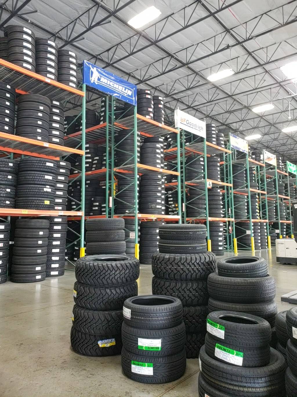 llantera guadalupe town garage | 9022 S Avenida del Yaqui, Guadalupe, AZ 85283, USA | Phone: (480) 310-9339