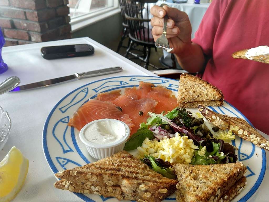 Anthonys Pier 4 Cafe | 153 Humphrey St, Swampscott, MA 01907 | Phone: (781) 595-5735