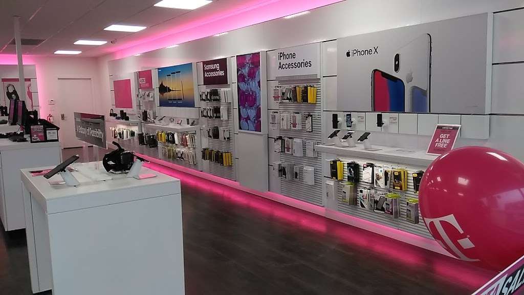 T-Mobile | 1865 N Garland Ave, Garland, TX 75040, USA | Phone: (972) 212-4316