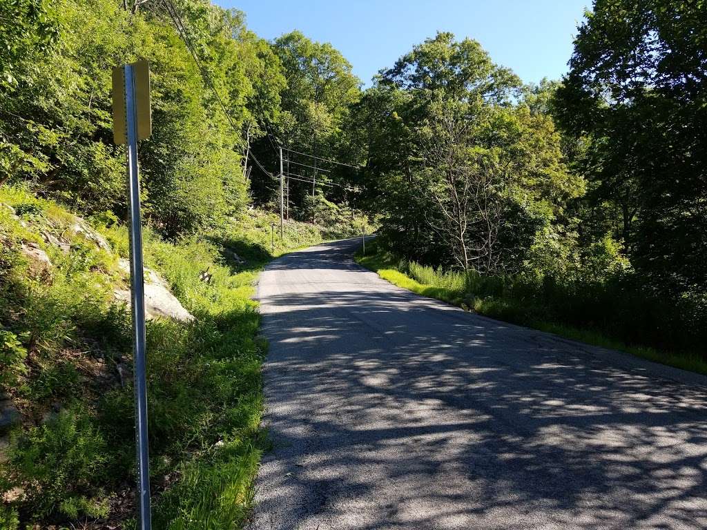 Black Rock Forest - Northern Loop Trailhead | 62 Mine Hill Rd, Cornwall, NY 12518, USA