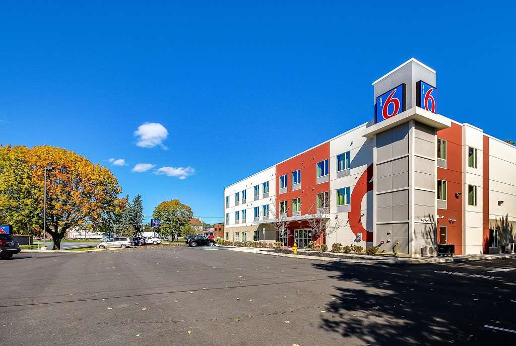 Motel 6 Allentown PA | 681 Blue Barn Rd, Allentown, PA 18104 | Phone: (610) 841-3838