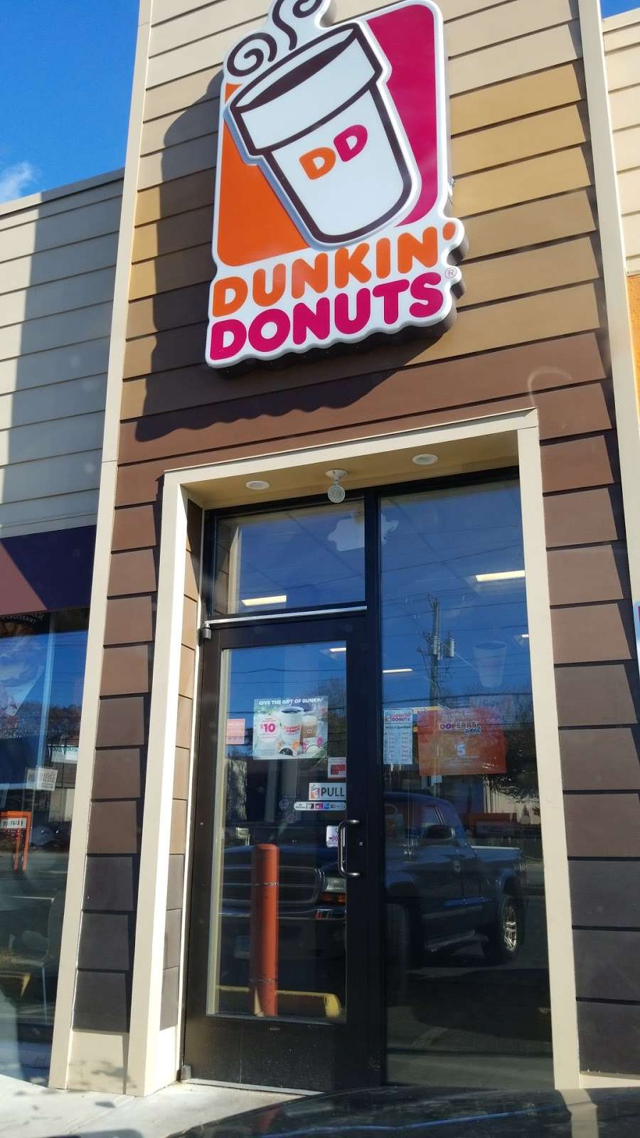 Dunkin Donuts | 4150 Main St, Bridgeport, CT 06606, USA | Phone: (203) 374-0400