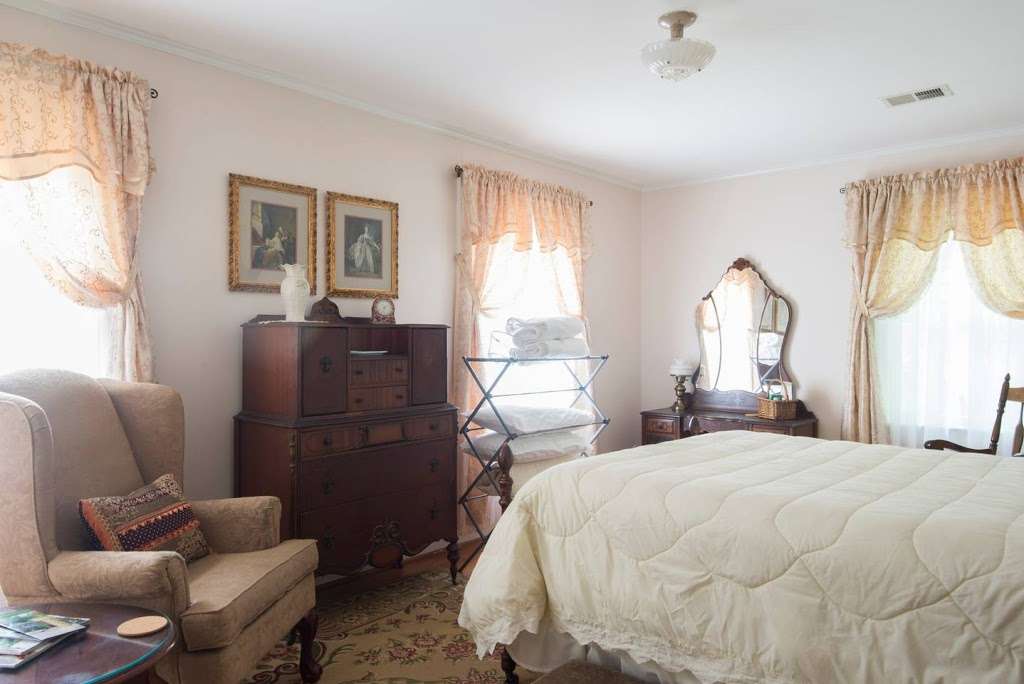 White Rose Manor Bed and Breakfast | 1379 S Aspen St, Lincolnton, NC 28092, USA | Phone: (704) 562-0220