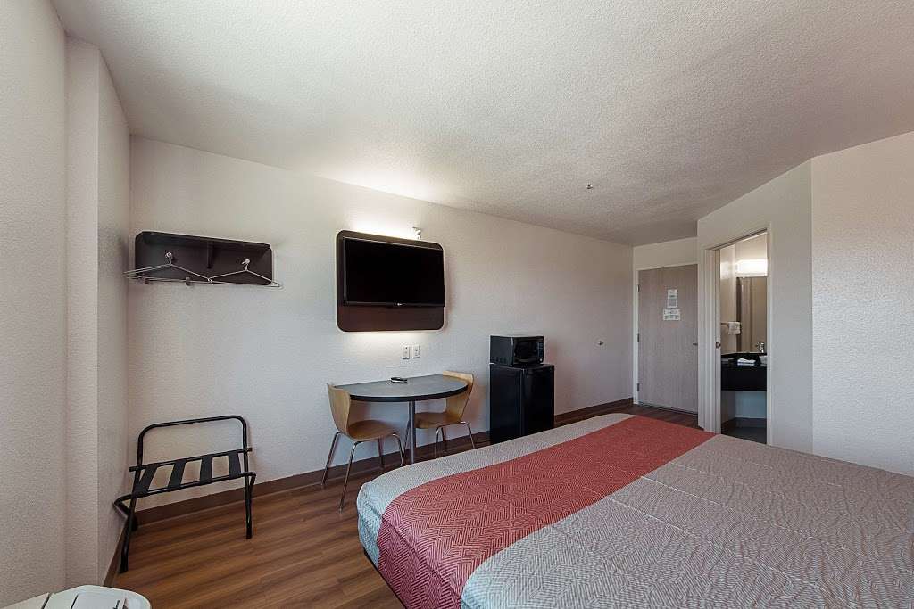 Motel 6 San Antonio Downtown - Alamodome | 748 Hot Wells Blvd, San Antonio, TX 78223 | Phone: (210) 533-6667