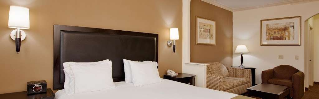 Holiday Inn Express & Suites La Porte | 908 W G St, La Porte, TX 77571 | Phone: (281) 842-9888