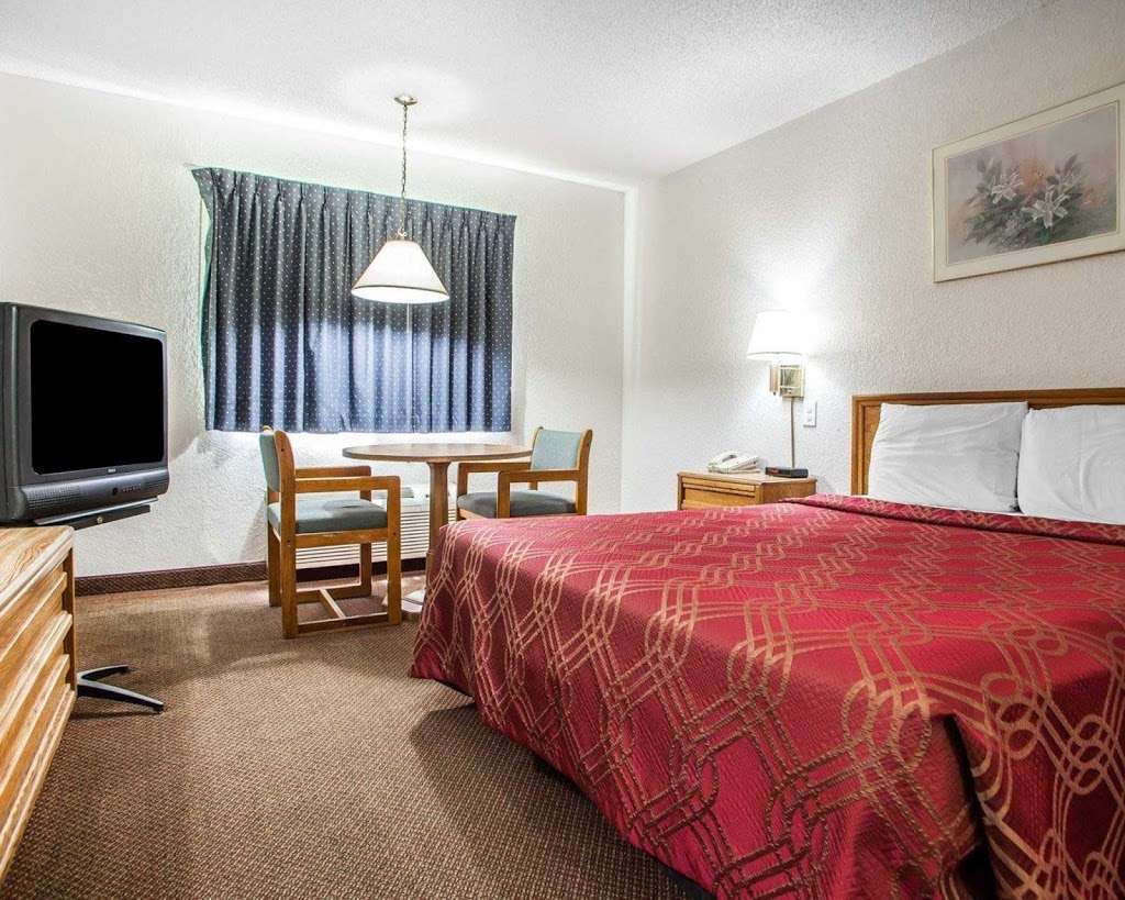 Econo Lodge Airport | 11300 NW Prairie View Rd, Kansas City, MO 64153, USA | Phone: (816) 464-5082