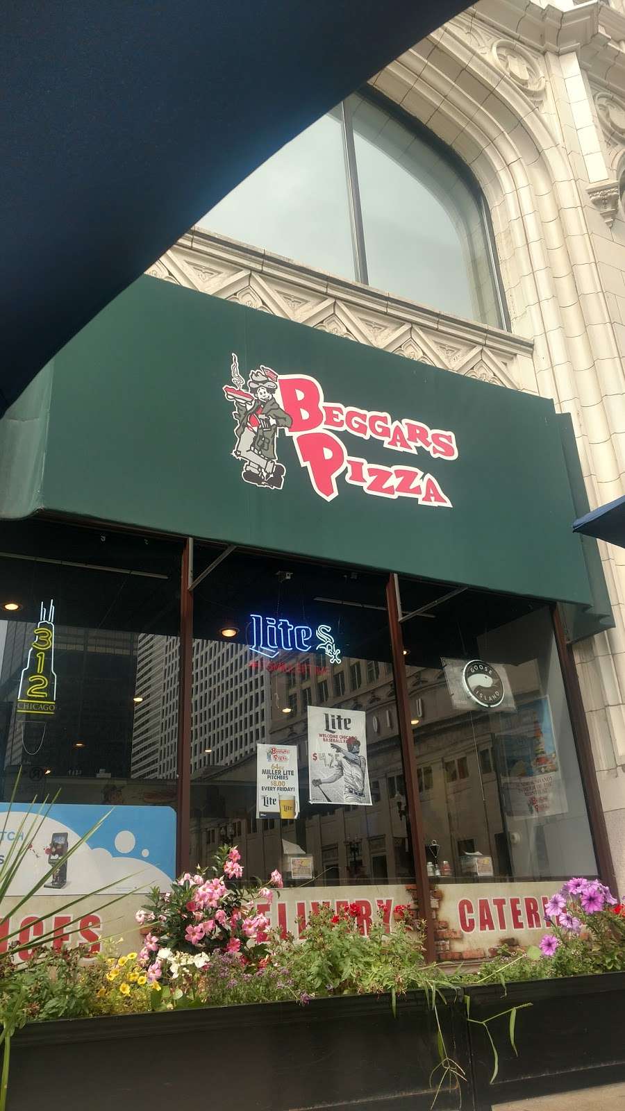 Beggars Pizza | 310 S Clinton St, Chicago, IL 60661, USA | Phone: (312) 588-0055