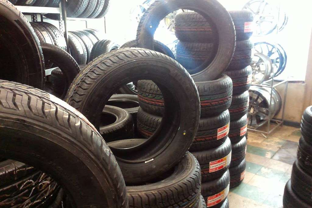 Sidney Tire and Wheelz | 2112 W Devon Ave, Chicago, IL 60659, USA | Phone: (773) 465-5040