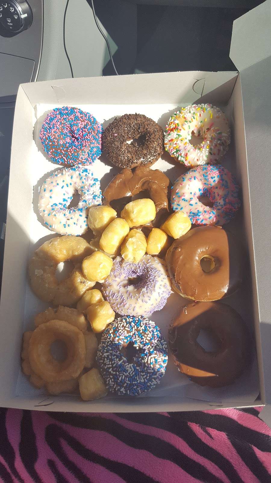 Deys Doughnuts & Croissants | 6494 Edinger Ave, Huntington Beach, CA 92647, USA | Phone: (714) 840-2420