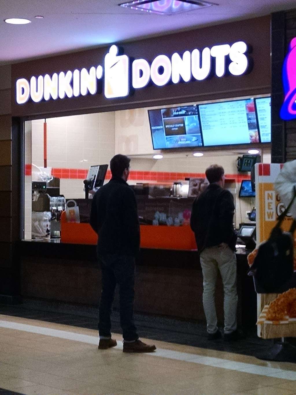 Dunkin Donuts | 13783 W Oasis Service Rd, Lake Forest, IL 60045, USA | Phone: (847) 615-1700