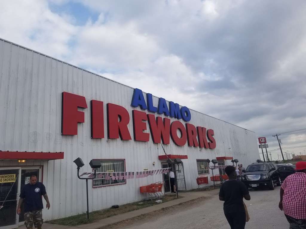 Alamo Fireworks Megastore | 1650 I-45, Hutchins, TX 75141, USA | Phone: (210) 667-1106