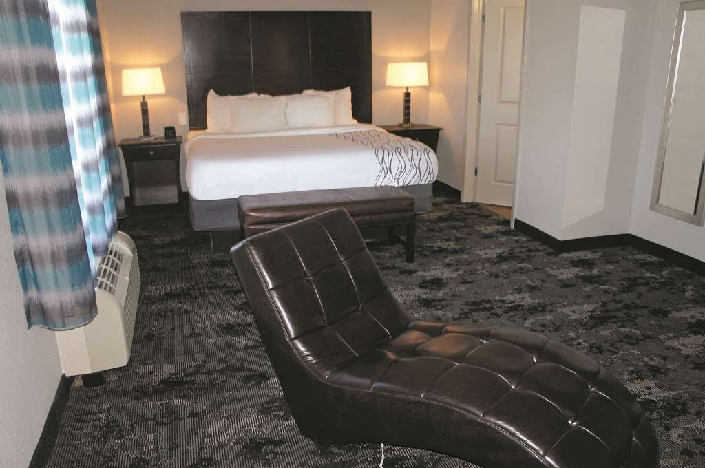 La Quinta Inn & Suites by Wyndham Columbus - Edinburgh | 101 Carrie Ln, Columbus, IN 47201, USA | Phone: (812) 379-4657