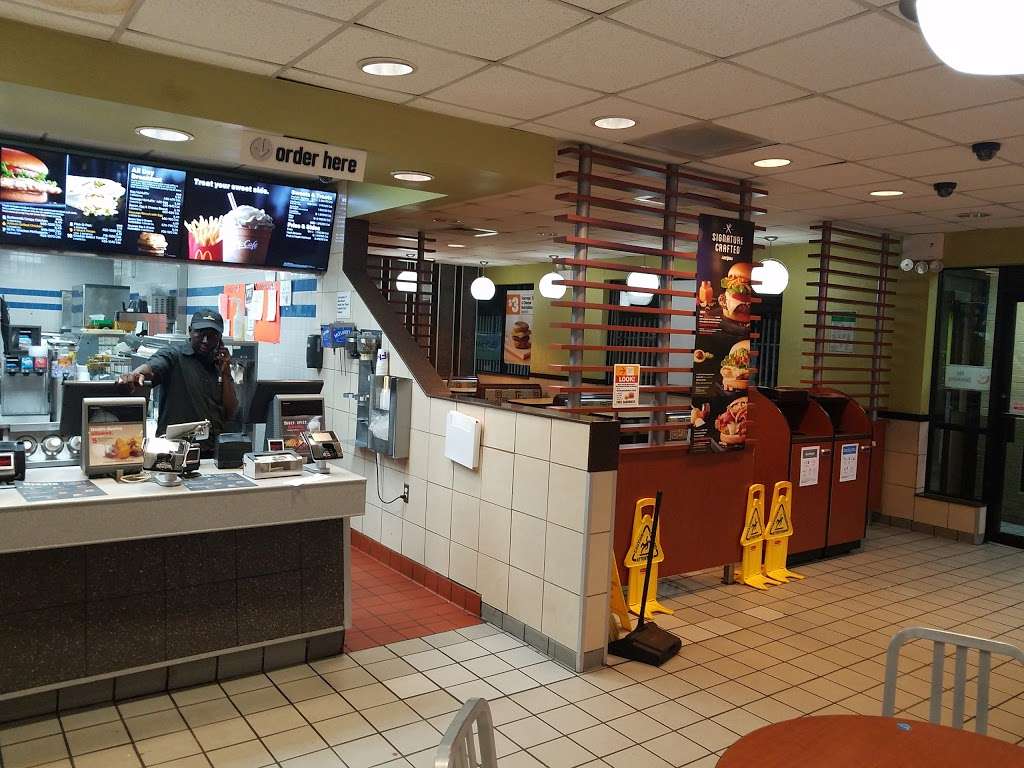 McDonalds | 875 Garrison Ave, Bronx, NY 10474, USA | Phone: (718) 617-0329