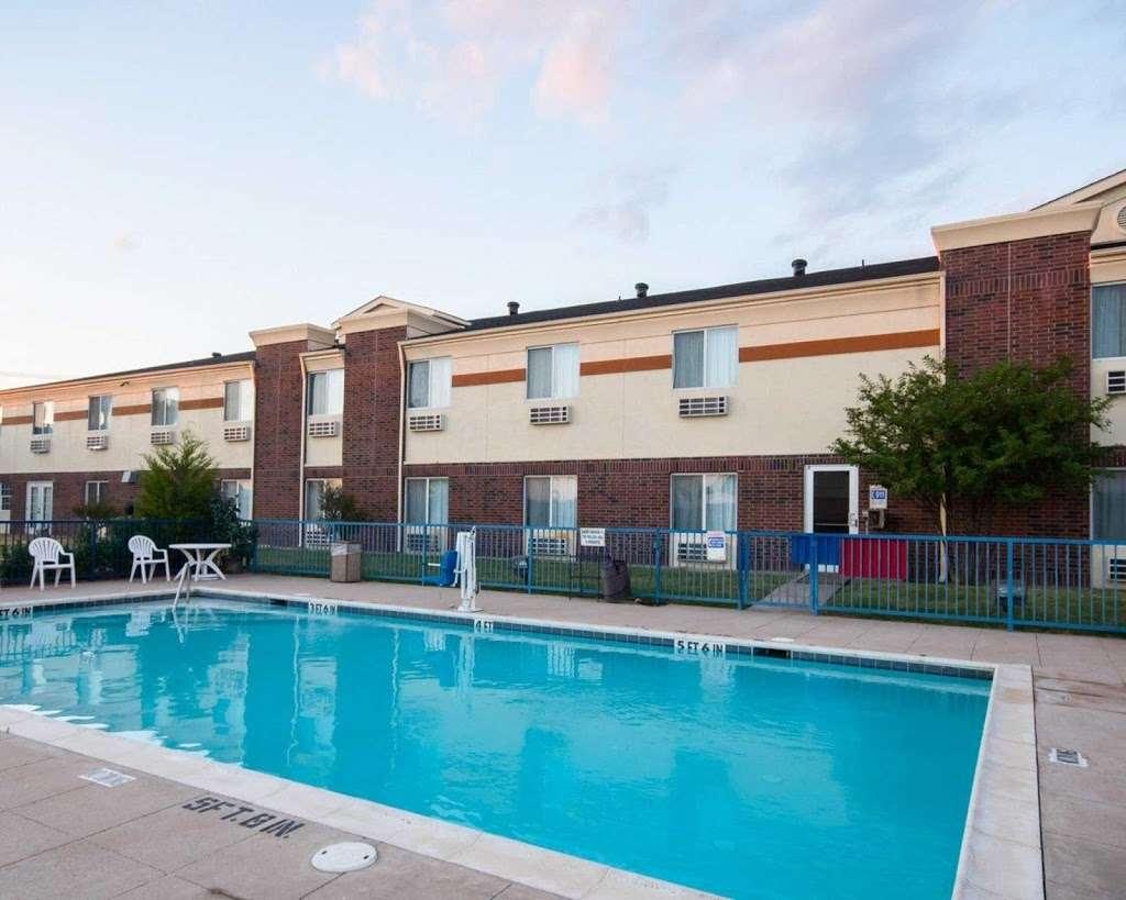 Comfort Inn & Suites | 404 North, I-35E, Red Oak, TX 75154, USA | Phone: (972) 617-7797