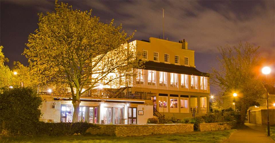 The Royal Hotel | High Street, Purfleet RM19 1QA, UK | Phone: 01708 865432