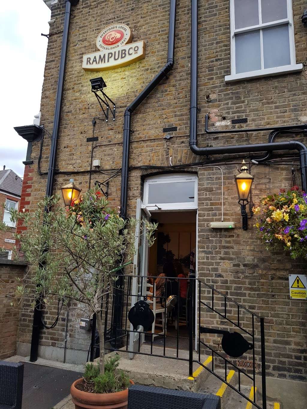 The Pig & Whistle | 481 Merton Rd, London SW18 5LD, UK | Phone: 020 8874 1061