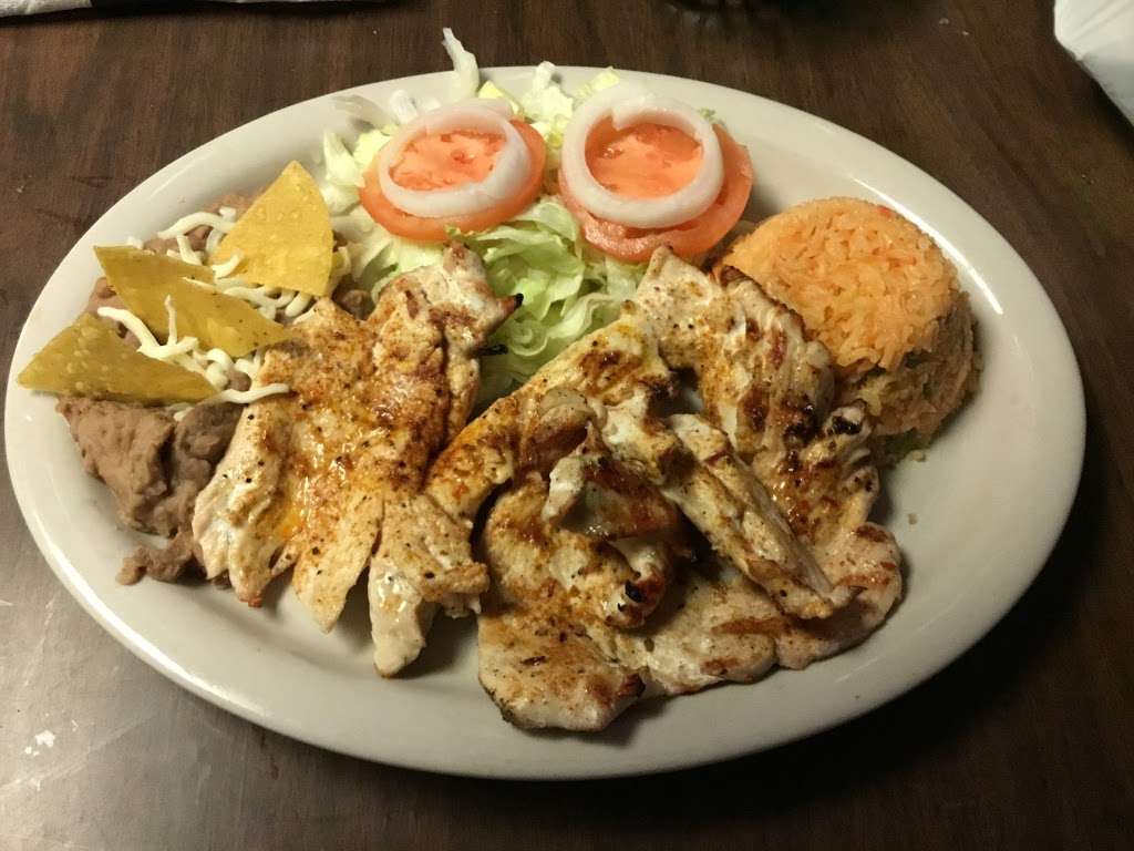 El Gallo De Oro | 1270 Broad St, Central Falls, RI 02863, USA | Phone: (401) 727-0621