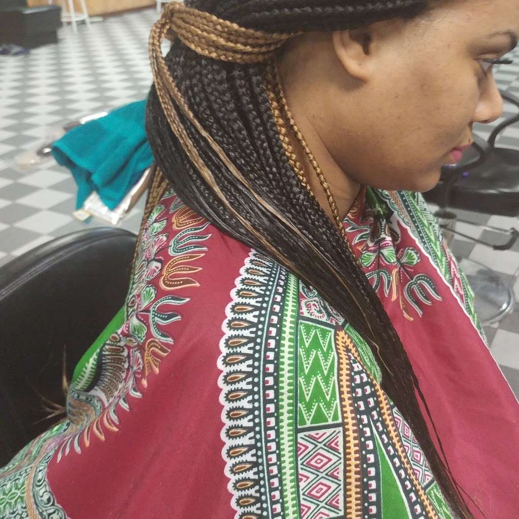 One Love African Hair Braiding | 239 S Lake St, Aurora, IL 60506, United States | Phone: (580) 678-6701