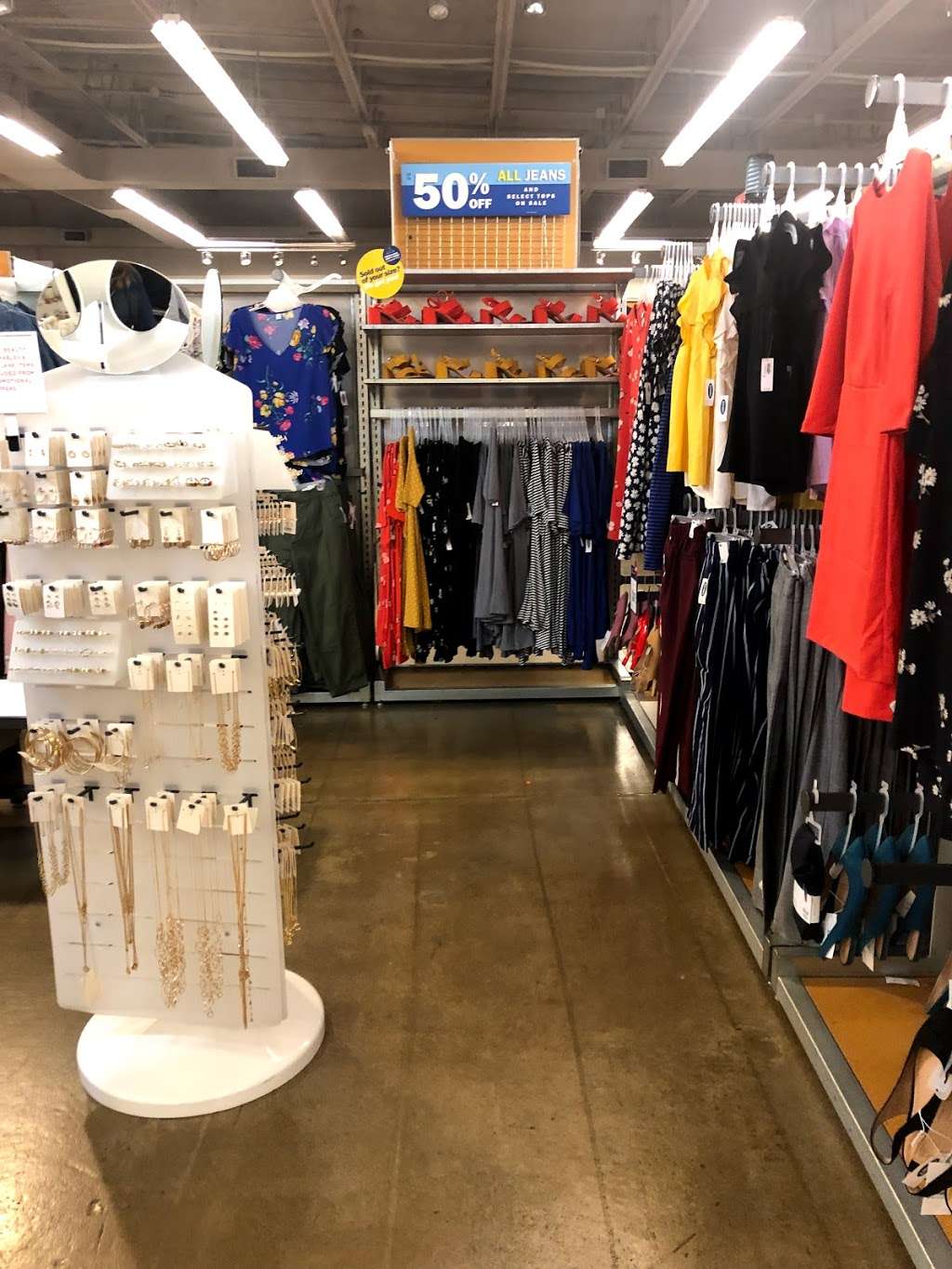 Old Navy Outlet | 1207 Franklin Mills Cir, Philadelphia, PA 19154, USA | Phone: (215) 281-1670