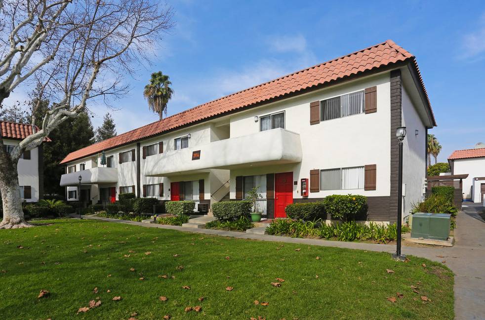 Courtyards At South Coast Apartments | 3800 S Flower St, Santa Ana, CA 92707, USA | Phone: (833) 225-3728