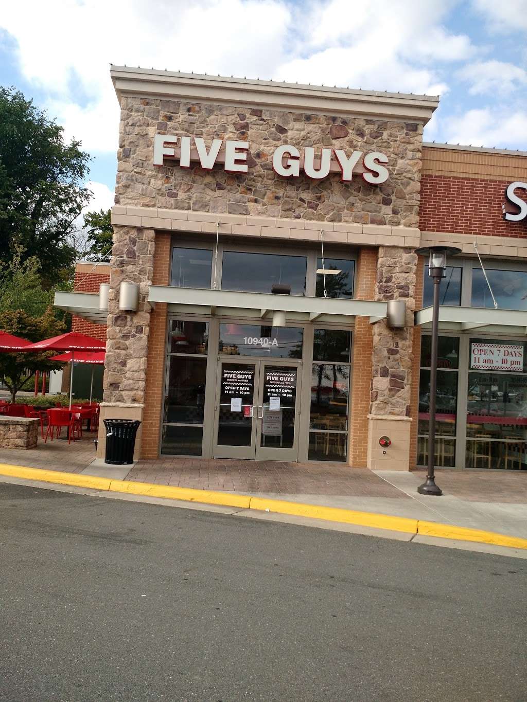 Five Guys | 10940 Lee Hwy, Fairfax, VA 22030, USA | Phone: (703) 591-0591