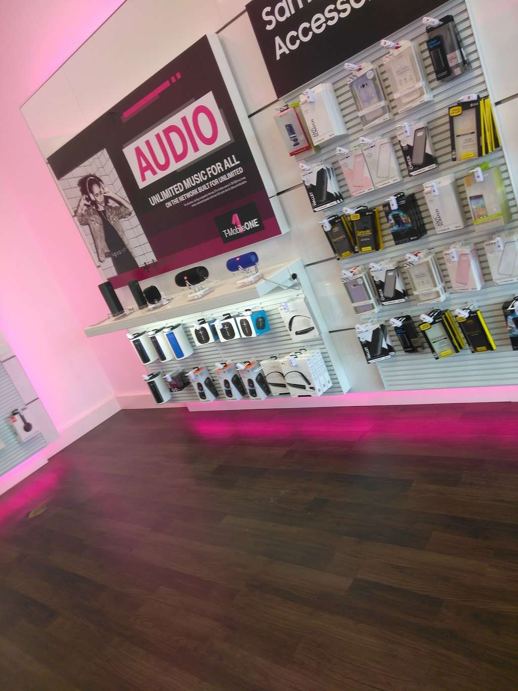 T-Mobile | 143 W 159th St, Harvey, IL 60426, USA | Phone: (708) 893-0255