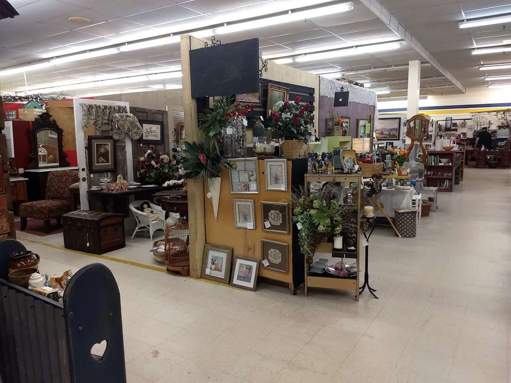 Lake Norman Antique Mall | 467 E Plaza Dr, Mooresville, NC 28115, USA | Phone: (704) 799-8767