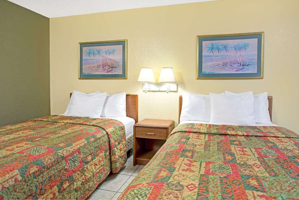 Days Inn by Wyndham Cocoa Cruiseport West At I-95/524 | 5600 FL-524, Cocoa, FL 32926, USA | Phone: (321) 609-5452