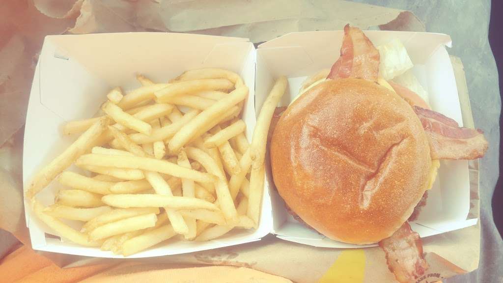 Hardees | 4368 US-130, Willingboro, NJ 08046, USA | Phone: (609) 526-4855