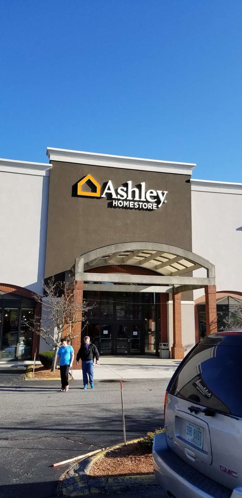 Ashley HomeStore | 168 Daniel Webster Hwy, Nashua, NH 03060, USA | Phone: (603) 888-4480