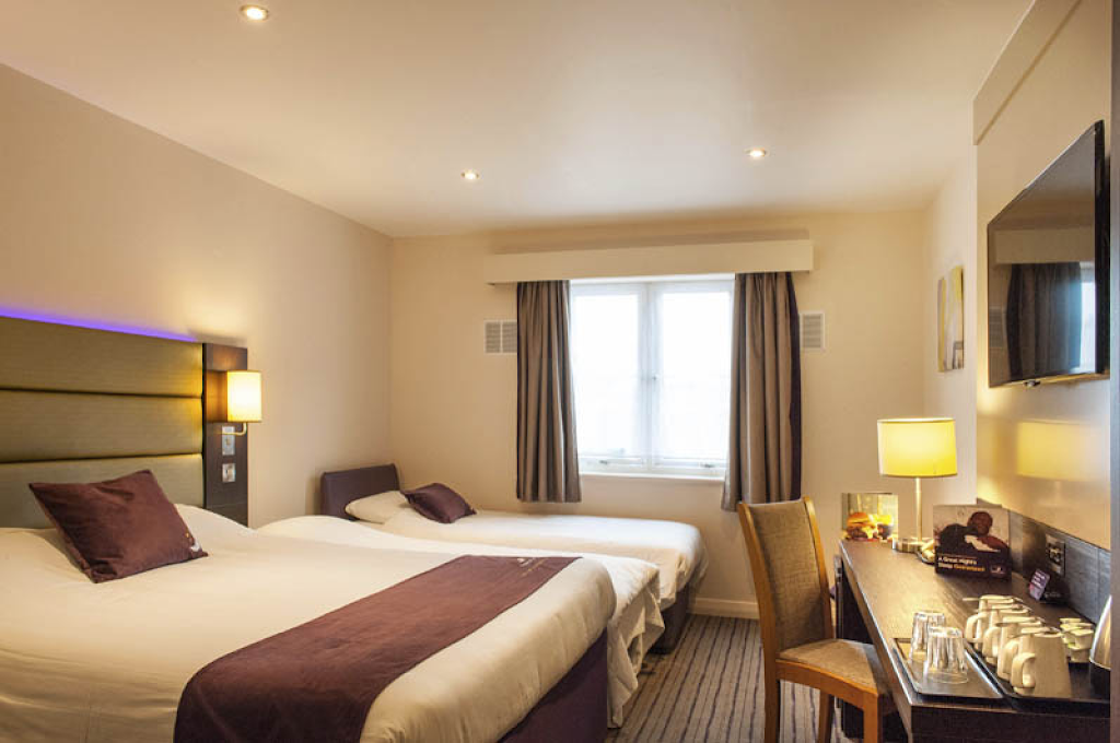 Premier Inn Romford West | Whalebone Ln N, Dagenham, Romford RM6 6QU, UK | Phone: 0871 527 8942