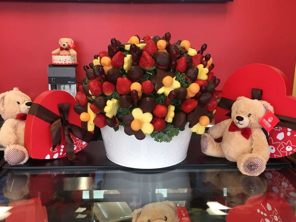 Edible Arrangements | Playhouse Corner, 77 Main St S Unit 103, Southbury, CT 06488, USA | Phone: (203) 264-6061