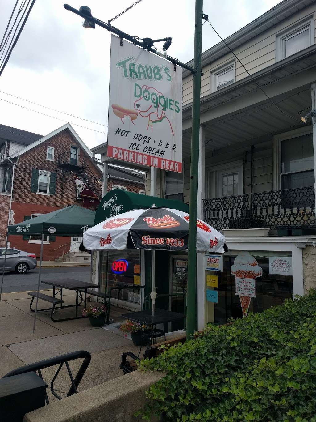 Traubs Doggie | 251 Main St, Emmaus, PA 18049 | Phone: (610) 967-5003