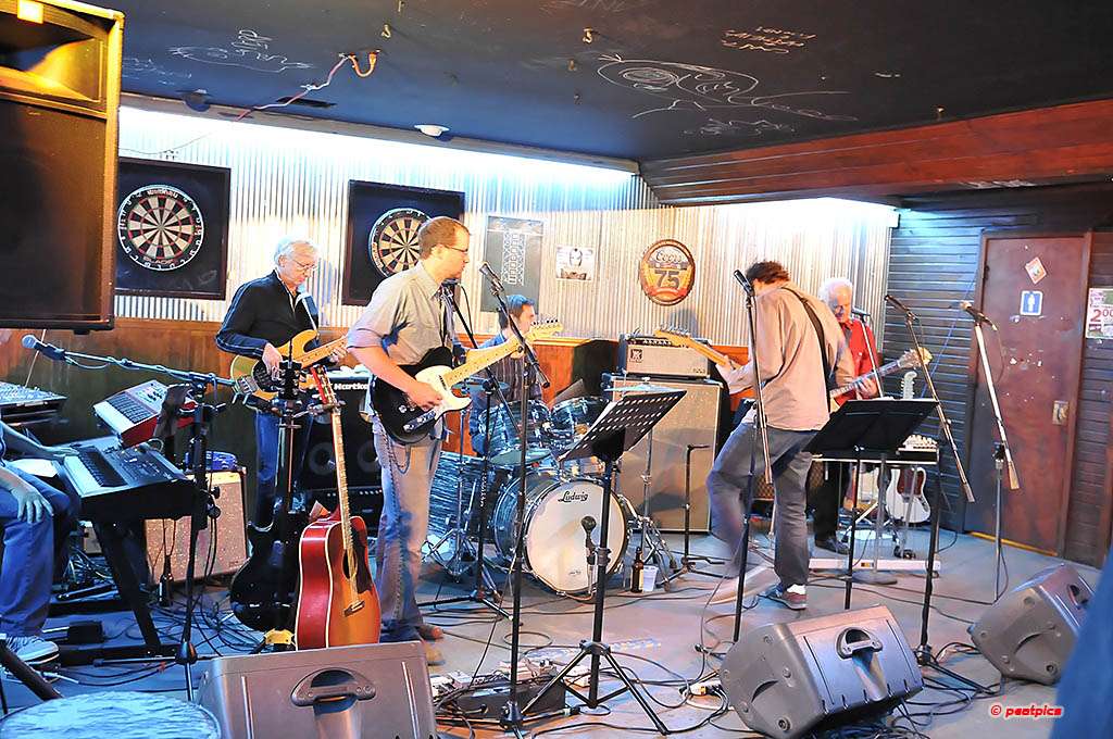 Franks North Star Tavern | 508 Locust St, Lawrence, KS 66044, USA | Phone: (785) 856-5080