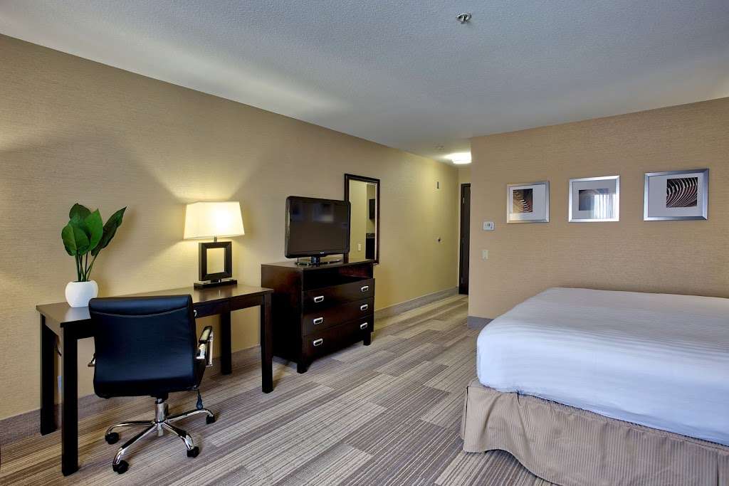 Holiday Inn Express & Suites Costa Mesa | 2070 Newport Blvd, Costa Mesa, CA 92627 | Phone: (949) 631-6000