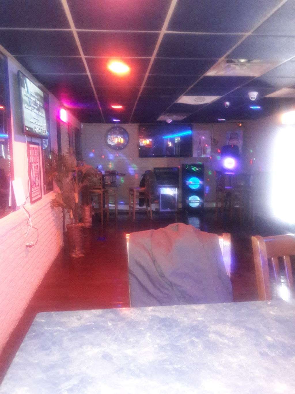 Island life sports bar & grill | 763 White Horse Pike, Atco, NJ 08004, USA | Phone: (856) 846-2919