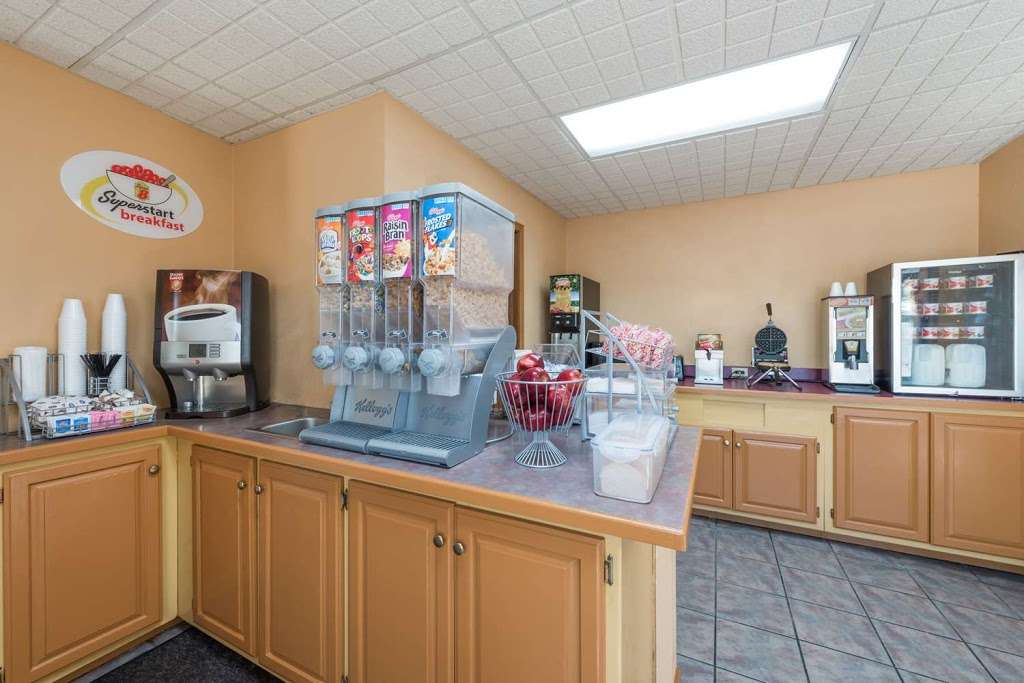 Super 8 by Wyndham Higginsville | I-70 and Hwy 13 Exit 49, Higginsville, MO 64037 | Phone: (660) 584-7781