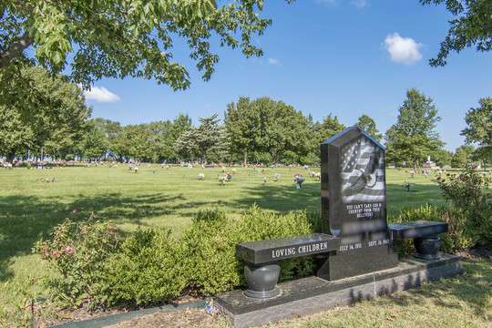 Shawnee Mission Mem Gardens | 23215 W 75th St, Shawnee, KS 66227, USA | Phone: (913) 441-3300