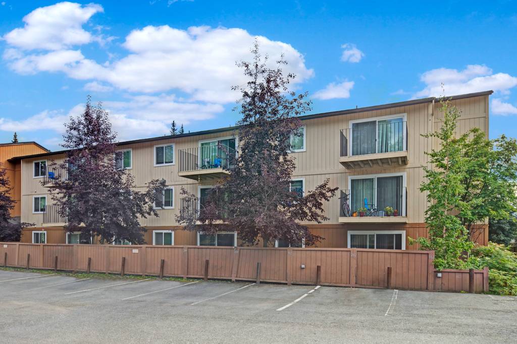 Quiet Creek Apartment Homes | 4543 Lake Otis Pkwy, Anchorage, AK 99507, USA | Phone: (907) 308-5447