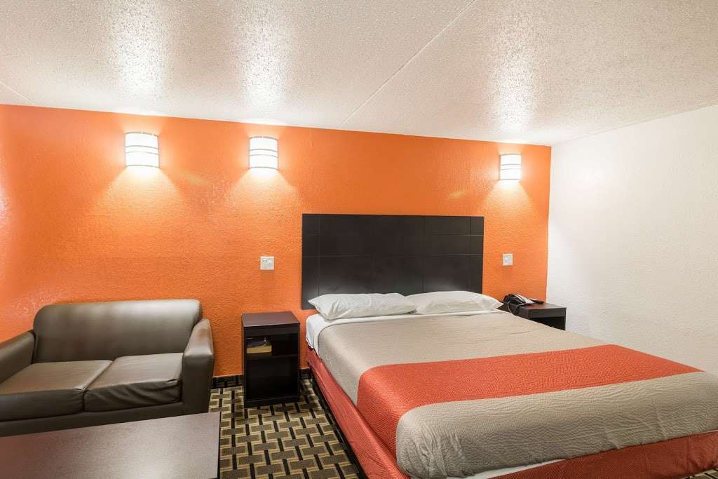 Motel 6 Houston - Brookhollow | 5555 W 34th St, Houston, TX 77092, USA | Phone: (713) 682-8588