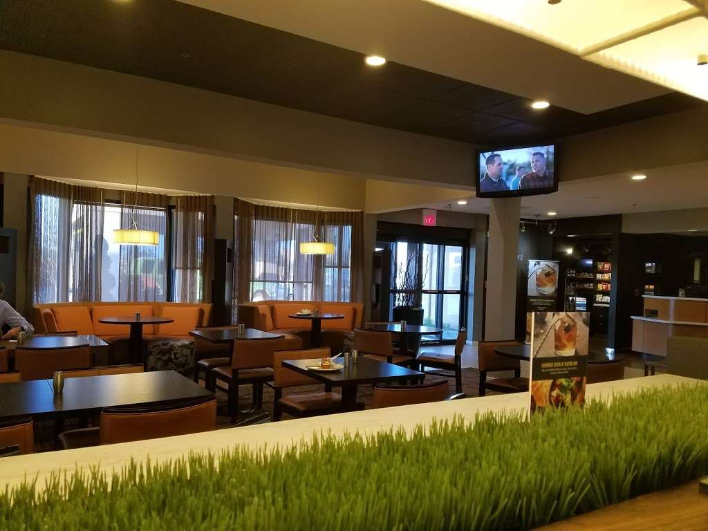 The Bistro – Eat. Drink. Connect.® | 3800 Northpoint Blvd, Waukegan, IL 60085, USA | Phone: (847) 689-8000