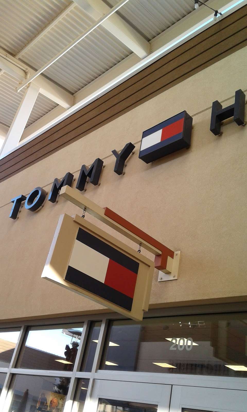 Tommy Hilfiger | 6800 N 95th Ave Ste 200, Glendale, AZ 85305, USA | Phone: (623) 872-6233