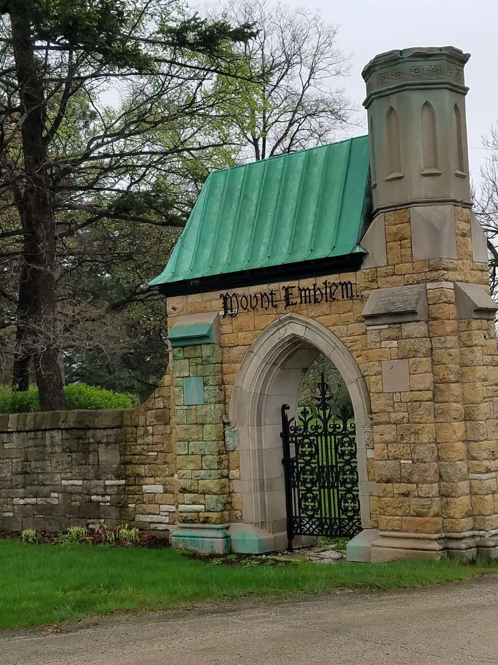 Mount Emblem Cemetery | 520 E Grand Ave, Elmhurst, IL 60126 | Phone: (630) 834-6080